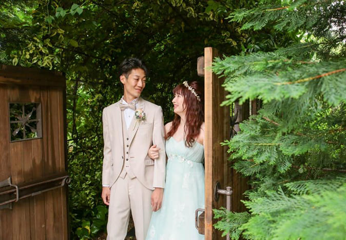 ガーデンの結婚式で映えるウエディングドレス【三橋の森ラ・クラリエール】